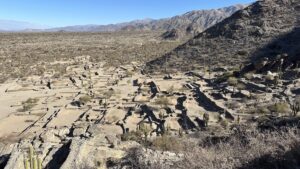 ruinas arqueológicas numa montanha localizada no norte da Argentina. As ruinas apresentam subdivisões de uma cidade dos povos originário de Quilmes