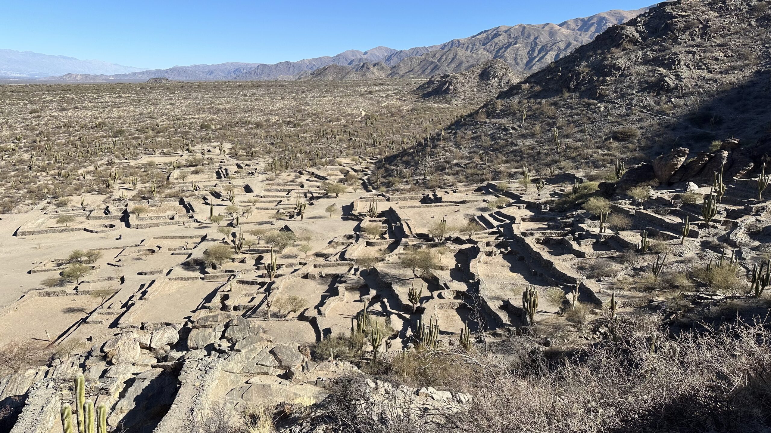 ruinas arqueológicas numa montanha localizada no norte da Argentina. As ruinas apresentam subdivisões de uma cidade dos povos originário de Quilmes