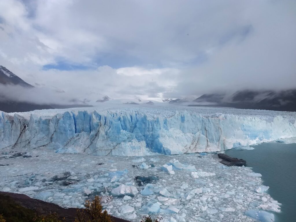 glaciar Perito Moreno de frente apresentando seus grandes blocos de gelo diante do Lago Argentino