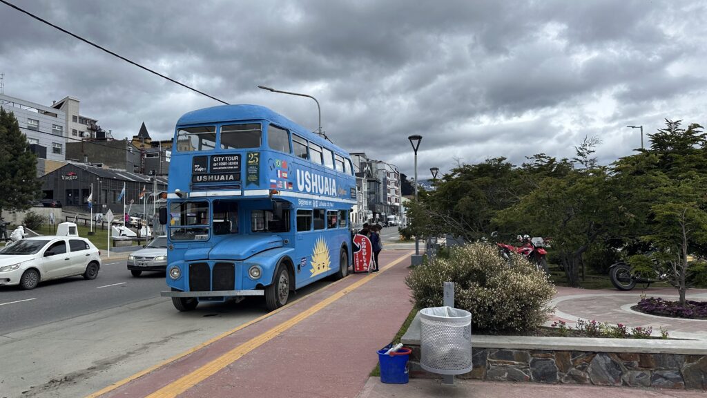 foto de um ônibus britânico panorâmico azul