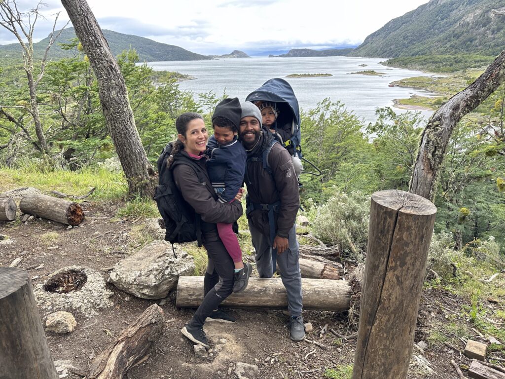 família no meio de uma trilha com a Bahia de Lapataia de Fundo