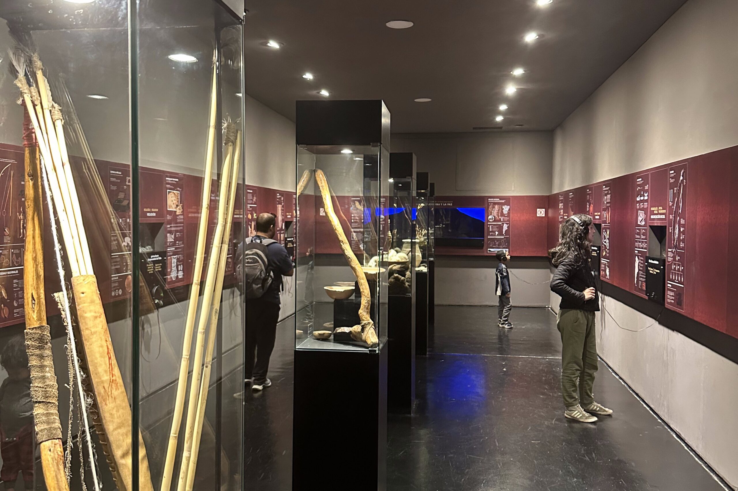 museu com expositores de vidro contendo ferramentas e armas dos povos originários. É possível ver arco e flechas e outros instrumentos feitos em madera e pedra